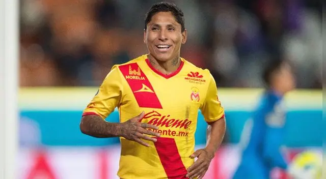 Raúl Ruidíaz celebra un gol con el Morelia.