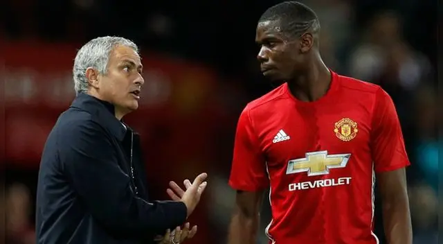 José Mourinho conversa con Paul Pogba durante un partido del Manchester United. José Mourinho conversa con Paul Pogba durante un partido del Manchester United.