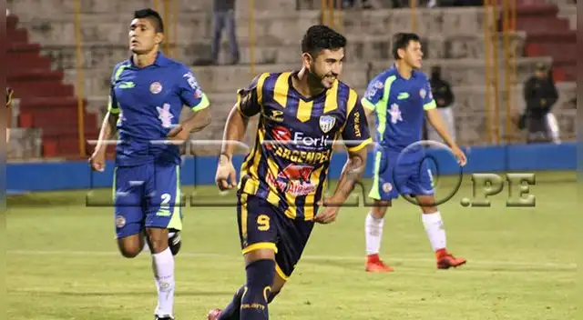 Tulio Etchemaite celebra uno de sus goles con Sport Rosario.