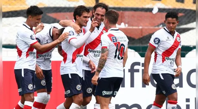 Álvaro Ampuero celebra el 1-0 con sus compañeros de Municipal.