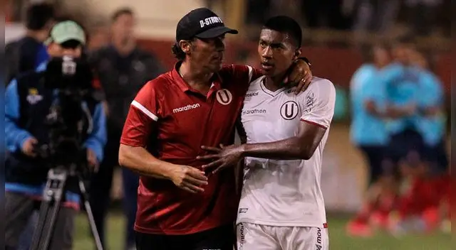 Pedro Troglio conversa con Enmanuel Páucar en un partido de Universitario.