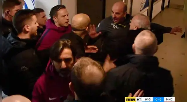 Pep Huardiola protagonizó una fuerte pelea en el entretiempo ante Wigan 