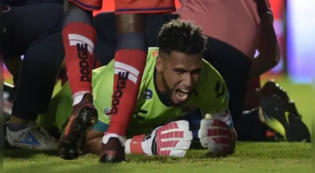 Pedro Gallese se lamenta su lesión en el Veracruz-América.