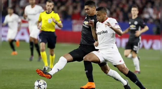 Chris Smalling disputa un balón con Luis Fernando Muriel.