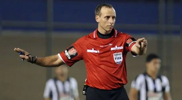 Daniel Fedorczuk arbitrando un partido internacional.