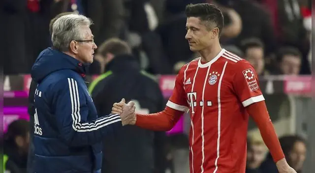 Heynckes le da la mano a Lewandowski tras sustituirlo en un partido del Bayern. Heynckes le da la mano a Lewandowski tras sustituirlo en un partido del Bayern.