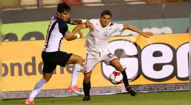 Aldo Corzo disputa un balón con Francisco Duclós.