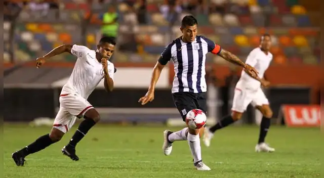 Rinaldo Cruzado controla un balón ante la mirada de Jersson Vásquez.