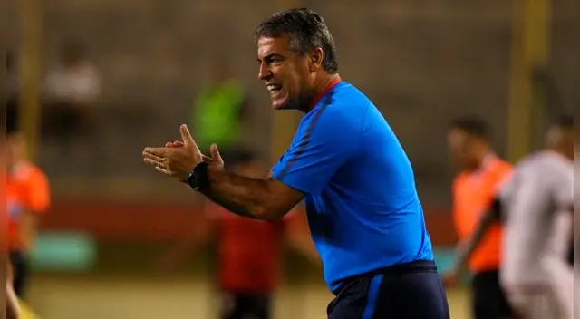 Pablo Bengoechea da una indicación en el Monumental. Pablo Bengoechea da una indicación en el Monumental.