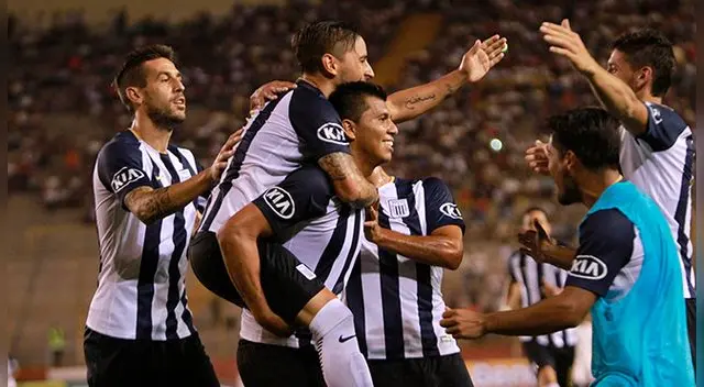 Rinaldo Cruzado celebra su gol a Universitario. Rinaldo Cruzado celebra su gol a Universitario.