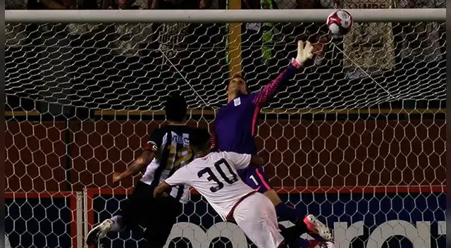 Leao Butrón, en una de sus atajadas en el clásico. Leao Butrón, en una de sus atajadas en el clásico.