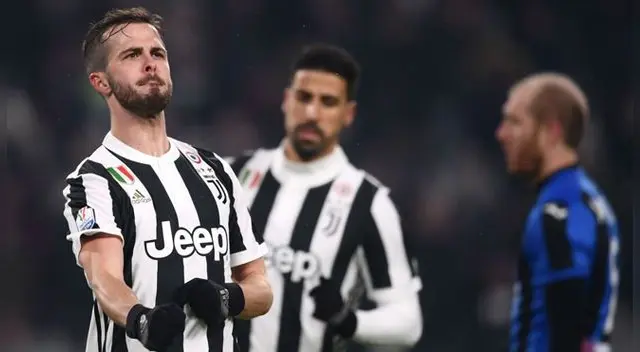Miralem Pjanic celebra el gol triunfal de la Juventus ante Atalanta. Miralem Pjanic celebra el gol triunfal de la Juventus ante Atalanta.