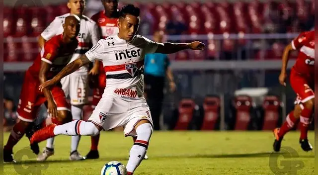 Christian Cueva remata el penal que falló ante CRB. Christian Cueva remata el penal que falló ante CRB.