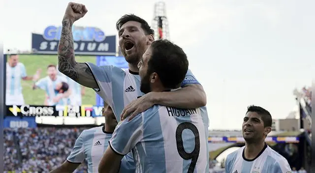 Lionel Messi y Gonzalo Higuaín celebra un gol de Argentina. Lionel Messi y Gonzalo Higuaín celebra un gol de Argentina.