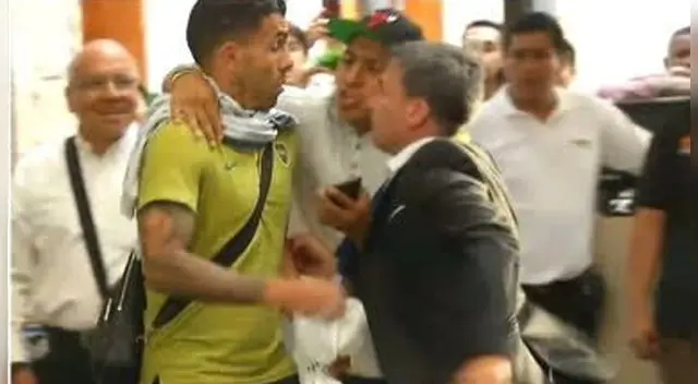 Carlos Tévez, asediado por un hincha en el Swissôtel