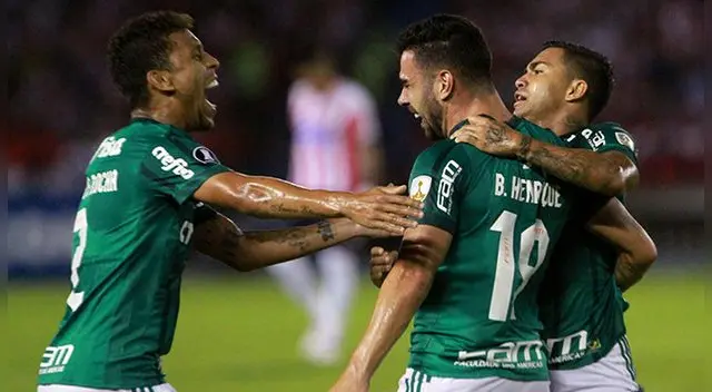 Bruno Henrique celebra uno de sus goles a Junior.