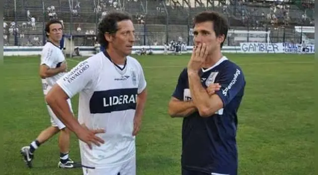 Pedro Troglio y Guillermo Barros Schelotto, durante un partido de exjugadores de Gimnasia.