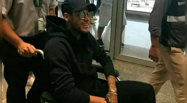 Neymar llegó a Brasil en silla de ruedas y mañana será operado en Belo Horizonte. Neymar llegó a Brasil en silla de ruedas y mañana será operado en Belo Horizonte.