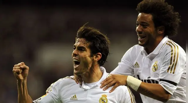 Kaká celebra un gol con Marcelo. Kaká celebra un gol con Marcelo.