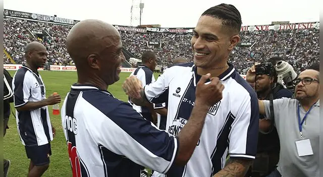 Paolo Guerrero se saluda con Waldir Saénz en la despedida del goleador.