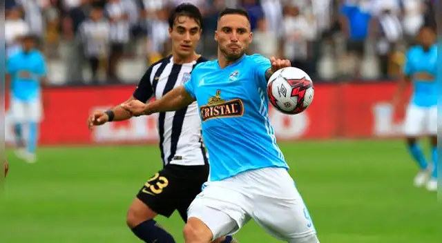 Emanuel Herrera alista el disparo en el Alianza Lima-Sporting Cristal.