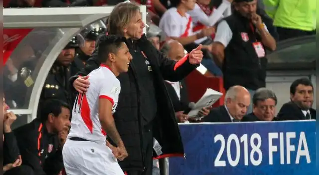 Ricardo Gareca da una indicación a Raúl Ruidíaz.