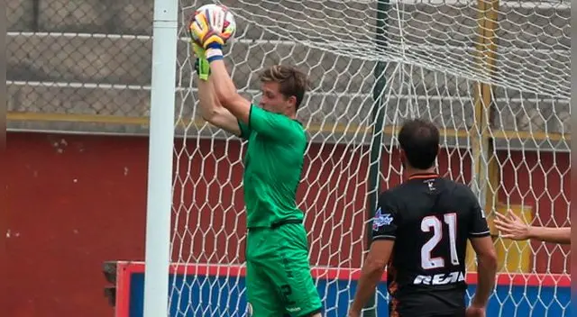 Patrick Zubczuk atajando un balón en el Universitario-Ayacucho FC. Patrick Zubczuk atajando un balón en el Universitario-Ayacucho FC.