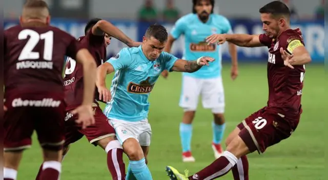 Gabriel Costa no puede con la marca de jugadores de Lanús.