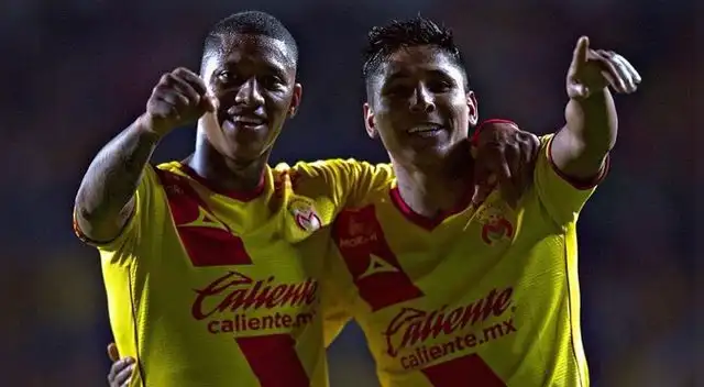 Raúl Ruidíaz celebra un gol con Ray Sandoval.