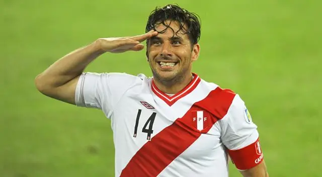 Claudio Pizarro celebra un gol con la Selección Peruana.