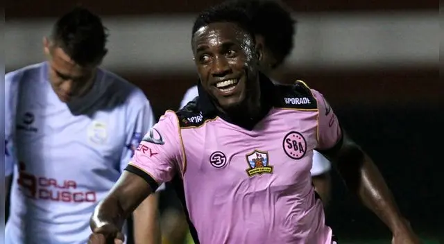 Luis Tejada celebra uno de sus goles al Real Garcilaso.