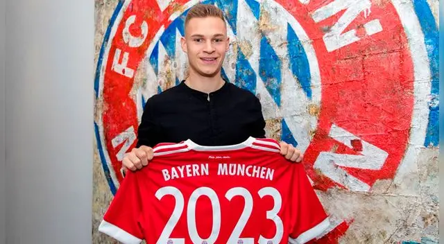Joshua Kimmich posa tras renovar con Bayern Múnich. Joshua Kimmich posa tras renovar con Bayern Múnich.