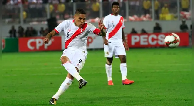 Paolo Guerrero ensaya un remate de tiro libre con la Selección Peruana.