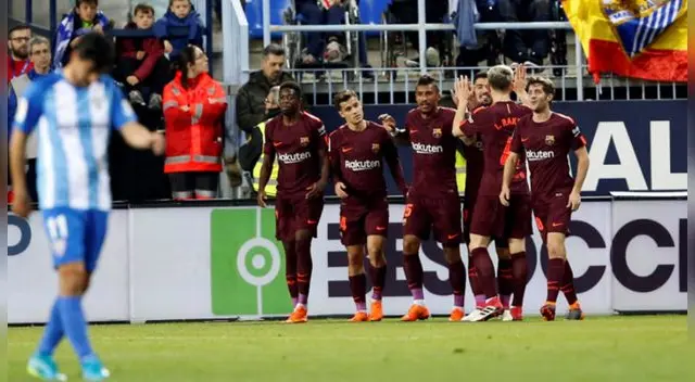 Los jugadores del Barcelona celebran el gol de Luis Suárez.