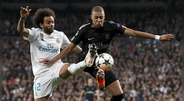 Kylian Mbappé disputa un balón con Marcelo.