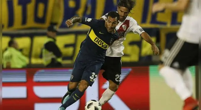 Carlos Tévez disputa un balón con Leo Ponzio en un Boca vs. River.