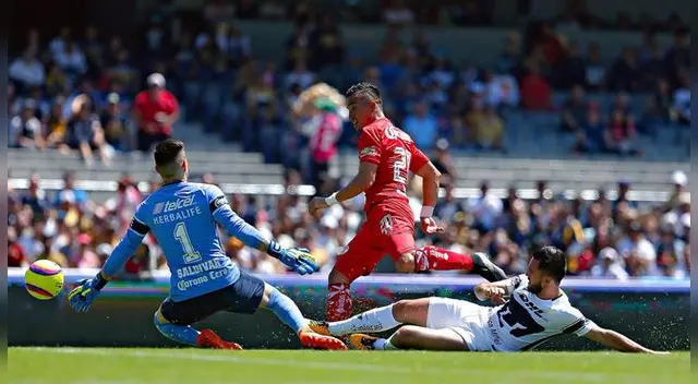 Fernando Uribe, del Toluca, define en el área de Pumas. Fernando Uribe, del Toluca, define en el área de Pumas.