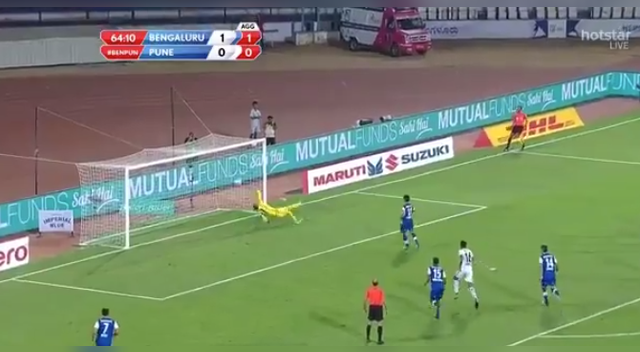 Sunil Chhetri humilló al golero rival 'picando' su penal, aunque luego le pidió disculpas. Sunil Chhetri humilló al golero rival 'picando' su penal, aunque luego le pidió disculpas.