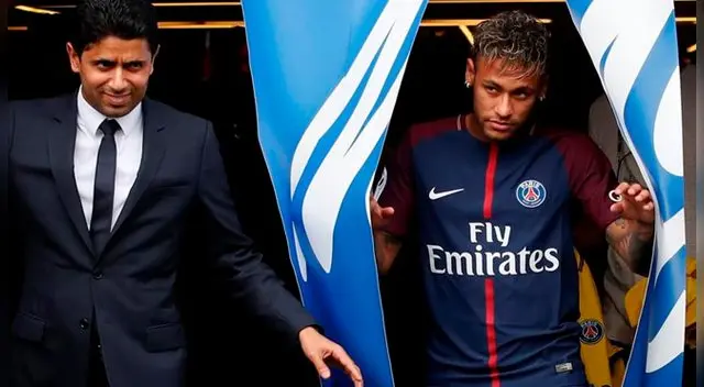 Nasser Al-Khelaïfi fue el encargado de darle la bienvenida a Neymar. Nasser Al-Khelaïfi fue el encargado de darle la bienvenida a Neymar.