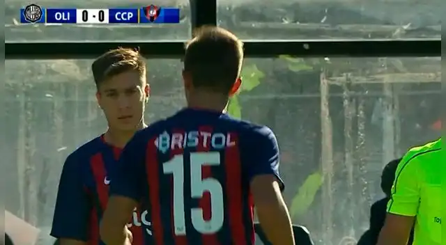 El momento del cambio entre Rodríguez y Insaurralde.