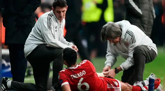 Thiago Alcántara no pudo seguir en el terreno al padecer molestias musculares. 