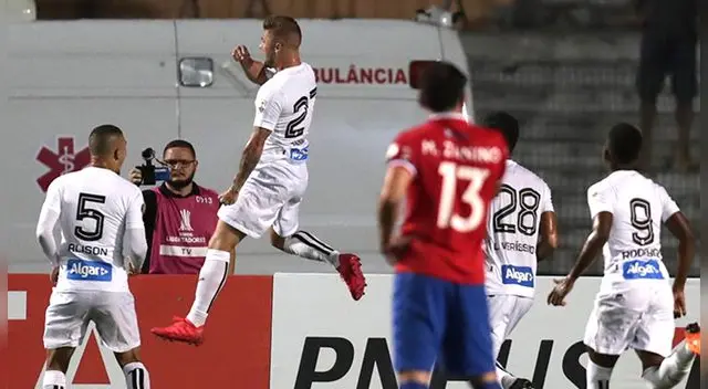 Eduardo Sasha celebra el gol del Santos al Nacional.