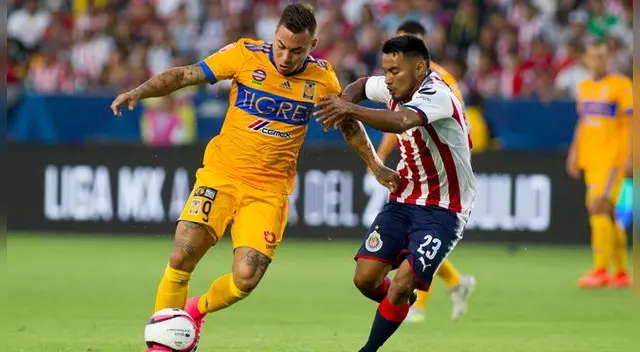 Eduardo Vargas conduce el balón ante Edwin Hernández. Eduardo Vargas conduce el balón ante Edwin Hernández.