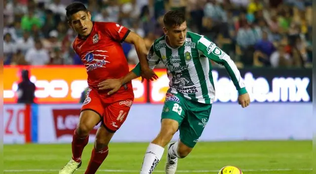 Irven Ávila disputa un balón con un jugador de León.