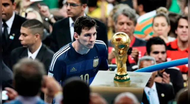 Lionel Messi se queda observando el trofeo de la Copa del Mundo de Brasil 2014. Lionel Messi se queda observando el trofeo de la Copa del Mundo de Brasil 2014.