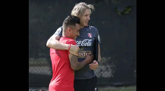Cueva y una postal recurrente cuando se encuentra con el seleccionador argentino. 