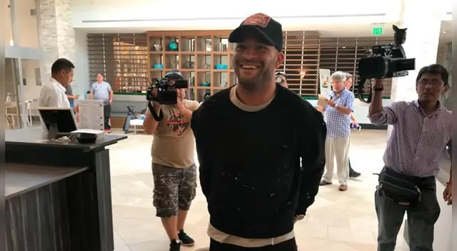 Alberto Rodríguez llegando a la concentración de Perú en Miami 