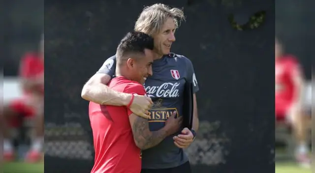 Christian Cueva y Ricardo Gareca en un tierno abrazo. Se integró al último a las prácticas 'aladino'. 