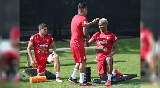 Corzo, Cueva y Carrillo en pleno estiramientos tras los trabajos de la selección 
