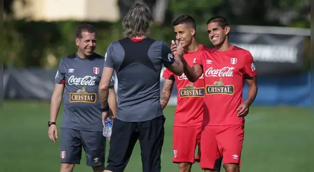 Gareca junto a Luis Abram y Beto Da Silva, jugadores que actúan en el fútbol argentino 